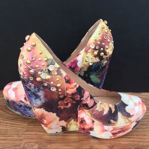 Floral wedges heel stud 5.5” high wedge size 7.5